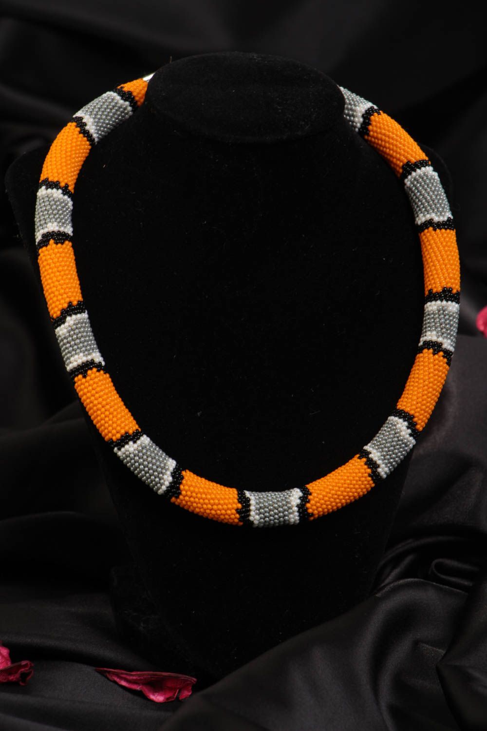 Collier spirale en perles de rocaille orange gris fait main motif serpent photo 1