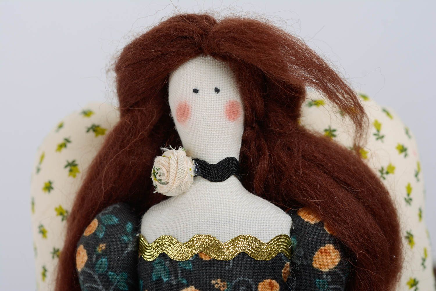 Muñeca de tela de pelo largo artesanal con alas en vestido foto 2