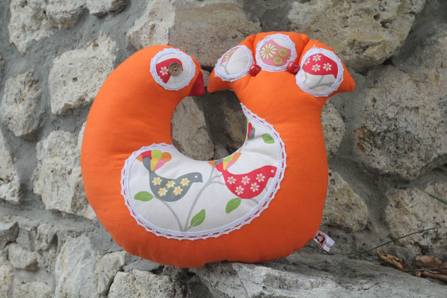 Brinquedo travesseiro feito à mão de tecido decorado com bordados Rola foto 2