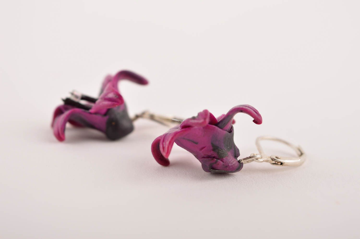 Handmade violette Blumen Ohrringe Designer Schmuck Accessoire für Frauen Lilien foto 4