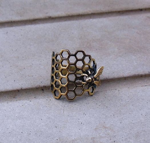 Кольцо из латуни авторское ручной работы в виде медовых сот и пчелы на них унисекс фото 2