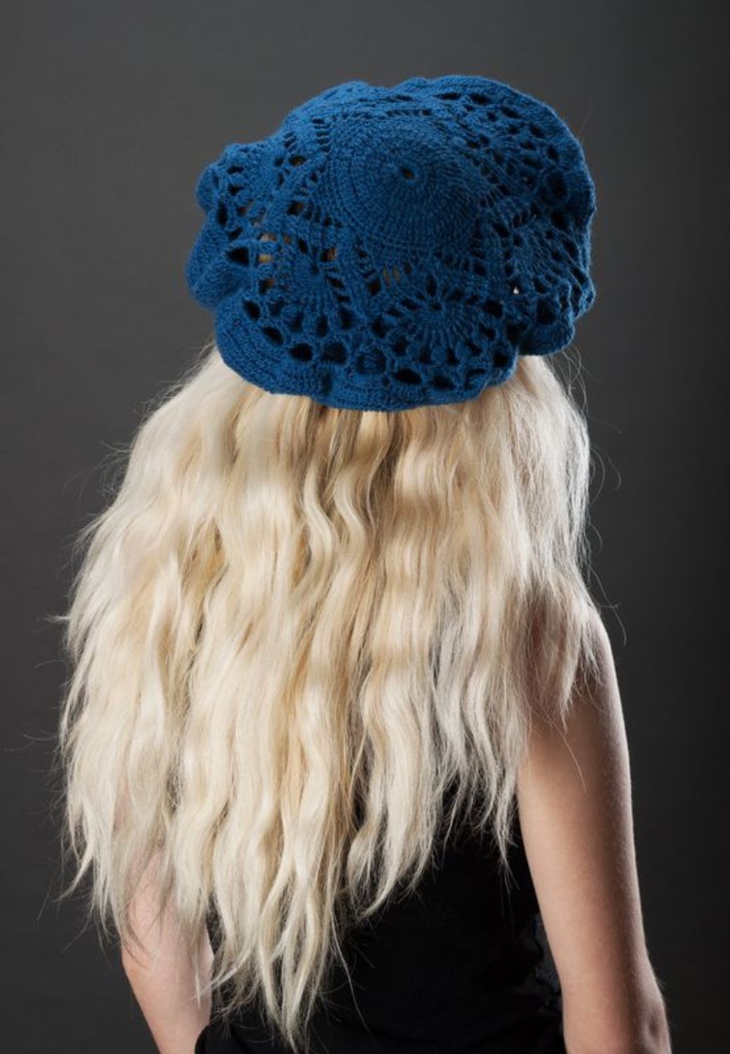 Blue knitted beret photo 3