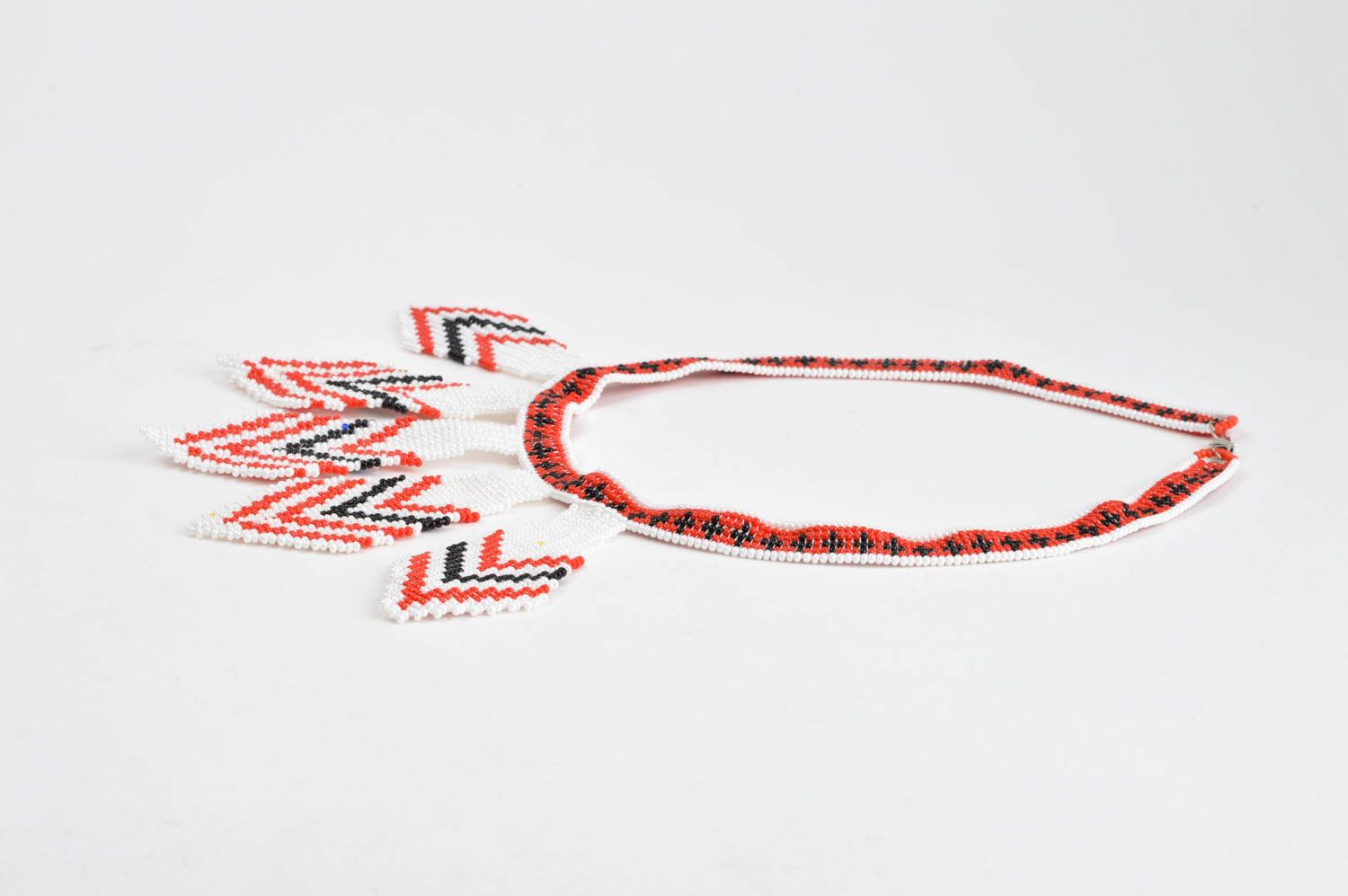 Collana di perline fatta a mano bigiotteria da donna in colore rosso bianco nero foto 2