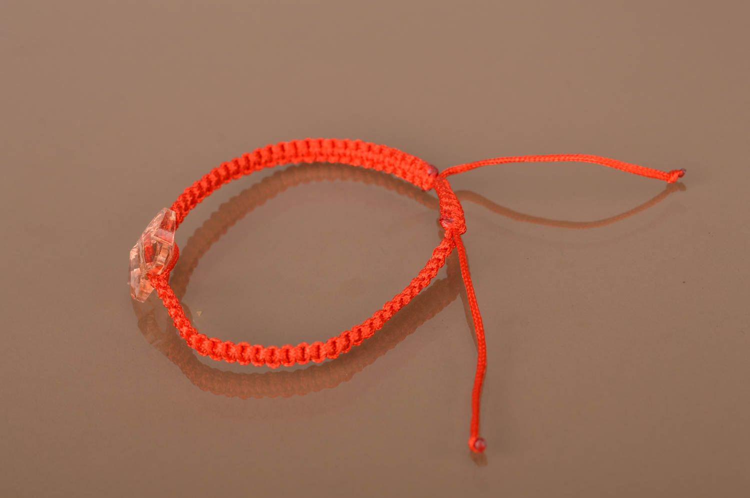 Браслет из вощеного шнурка красный плетеный с пластиковой бабочкой ручной работы фото 4