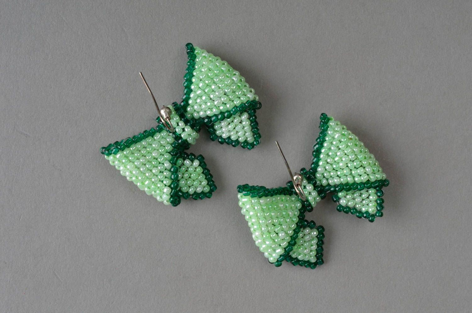 Boucles d'oreilles noeuds en perles de rocaille vertes faites main de créateur photo 2