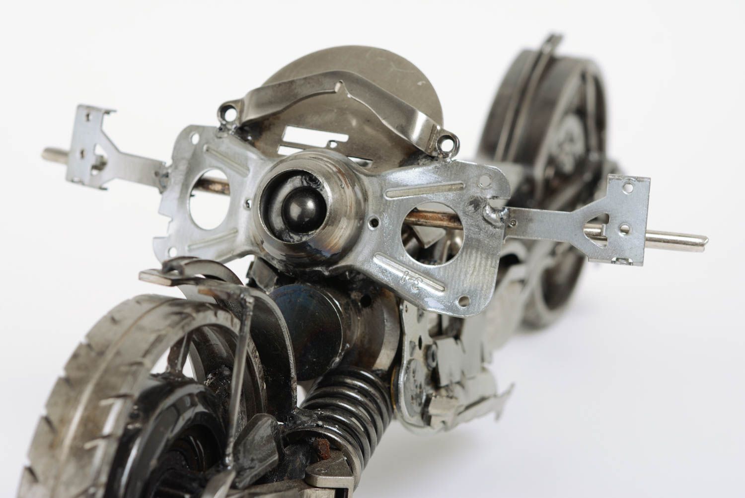 Статуэтка из металлических деталей мотоцикл ручной работы авторская красивая фото 5