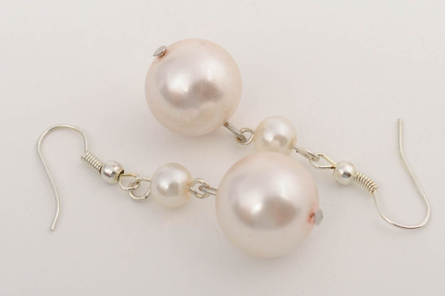 Petites boucles d'oreilles avec perles en céramique faites main blanches photo 4