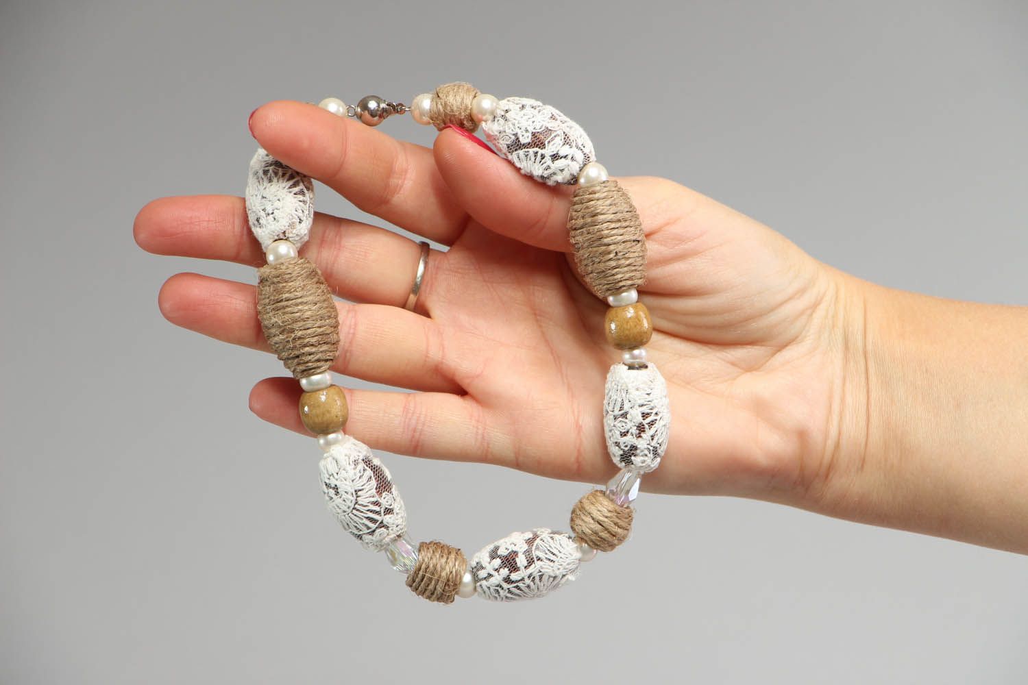 Collana di fili e merletto fatta a mano originale di moda bigiotteria da donna
 foto 4