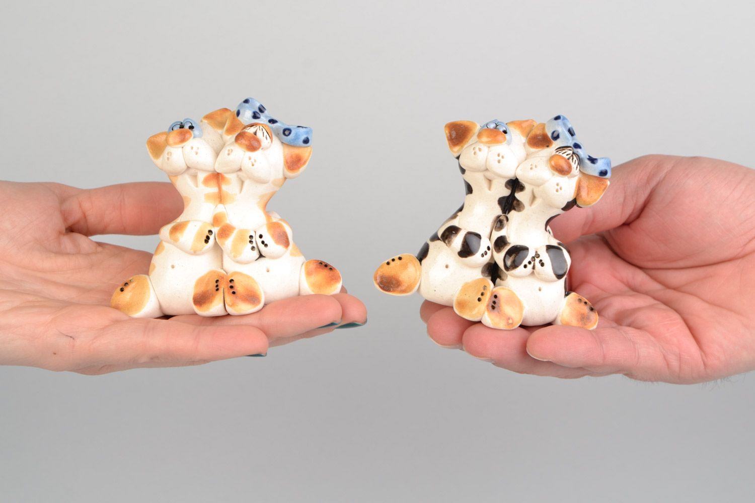 Set of 2 handmade decorative ceramic figurines of hugging cats painted with glaze photo 2