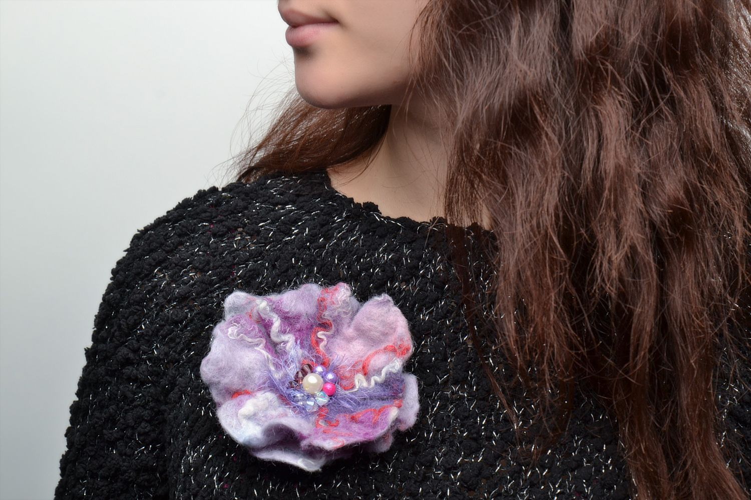 Broche artesanal con flor de lana foto 2