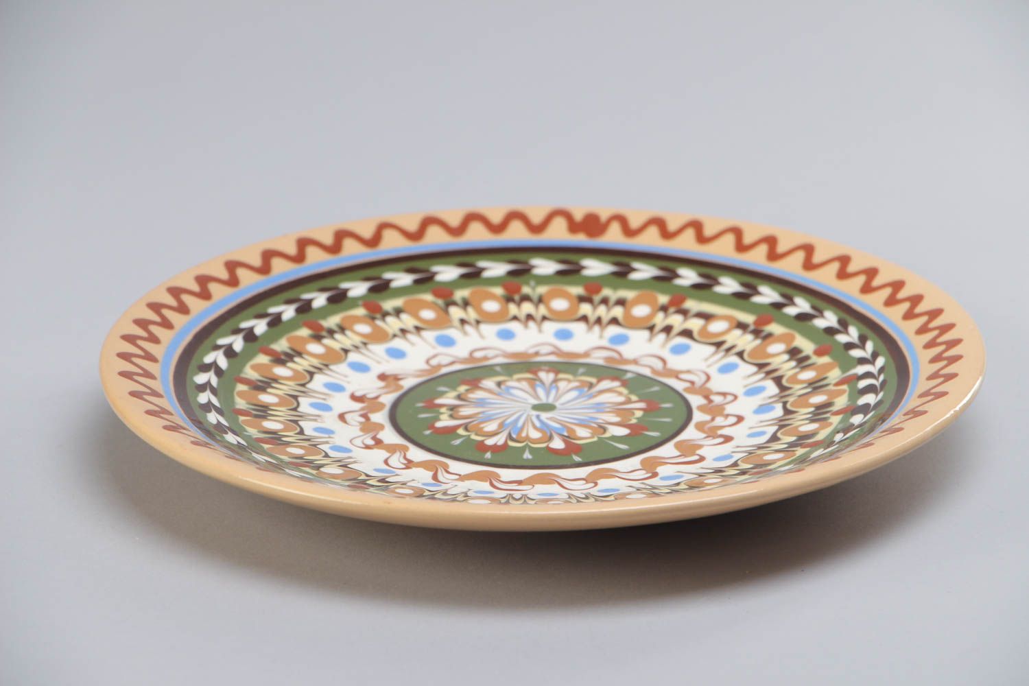 Красивая глиняная тарелка большая ручной работы расписанная цветной глазурью фото 2