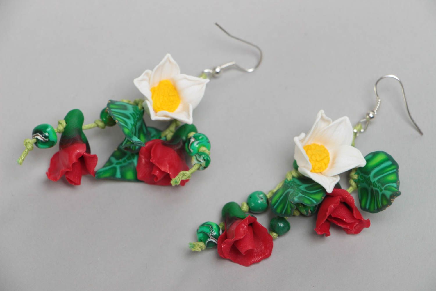 Lange schöne bunte ungewöhnliche handgefertigte Blumen Ohrringe aus Polymerton foto 2