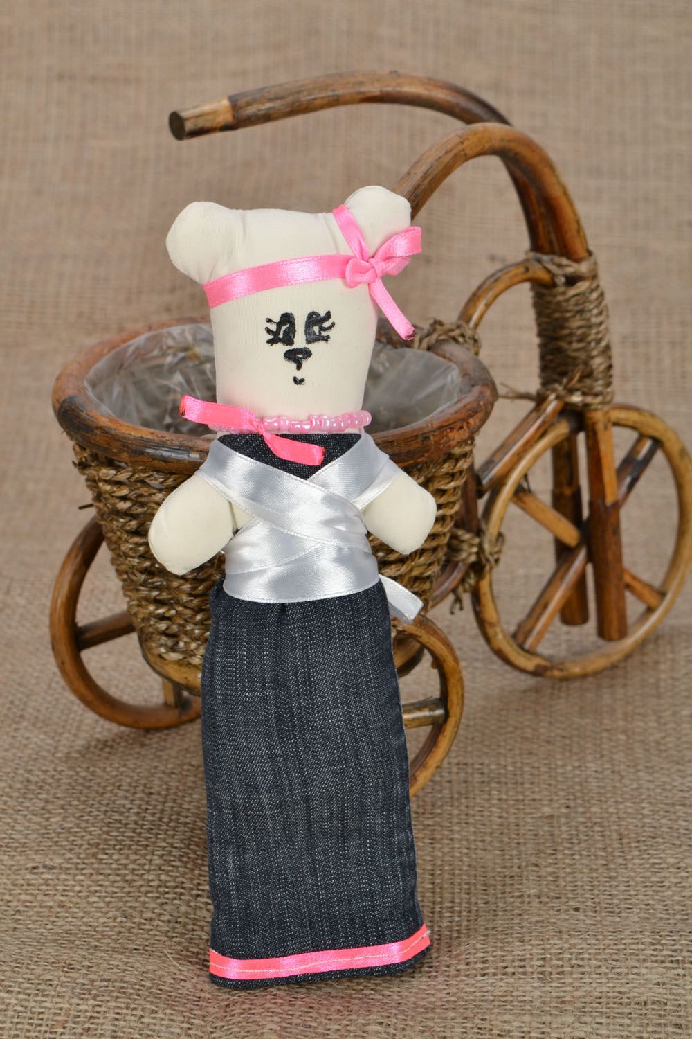 Brinquedo de tecido feito à mão Ursinho num vestido foto 1