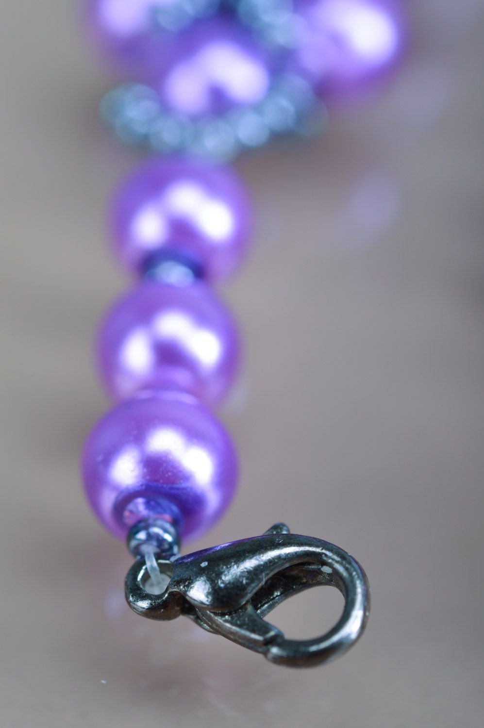 Stylish beautiful handmade pearl bead bracelet of gentle lilac color photo 4