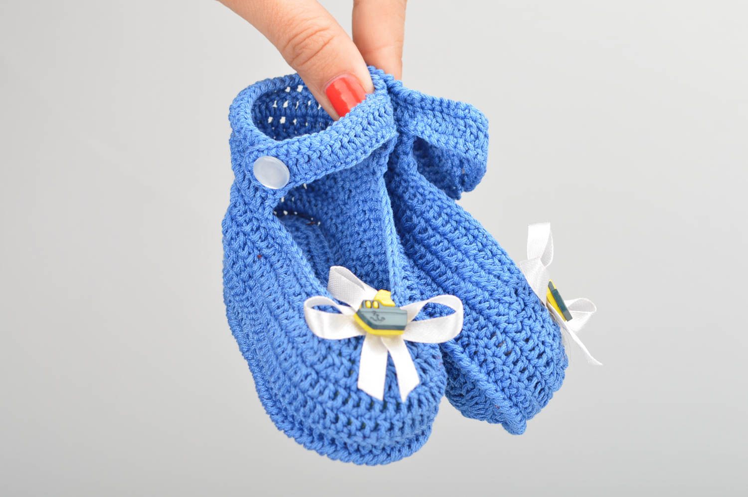 Chaussons de bébé avec bateaux et noeuds tricotés au crochet faits main bleus photo 3