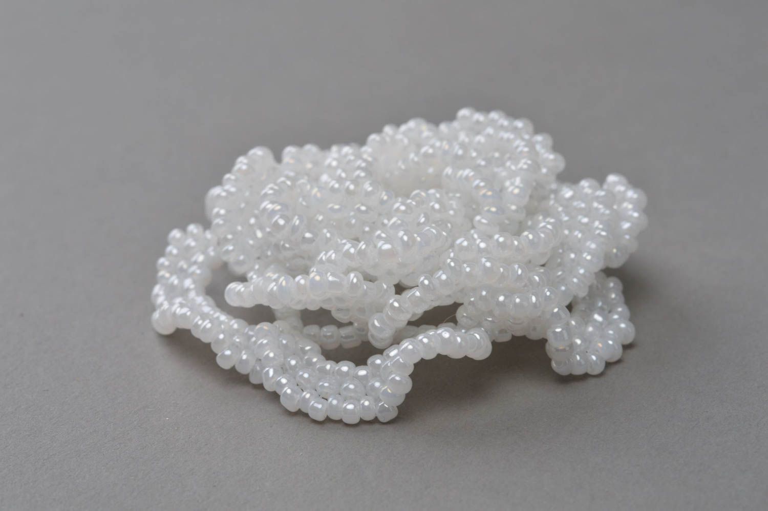 Broche blanche faite main en perles de rocaille en forme de fleur belle photo 2