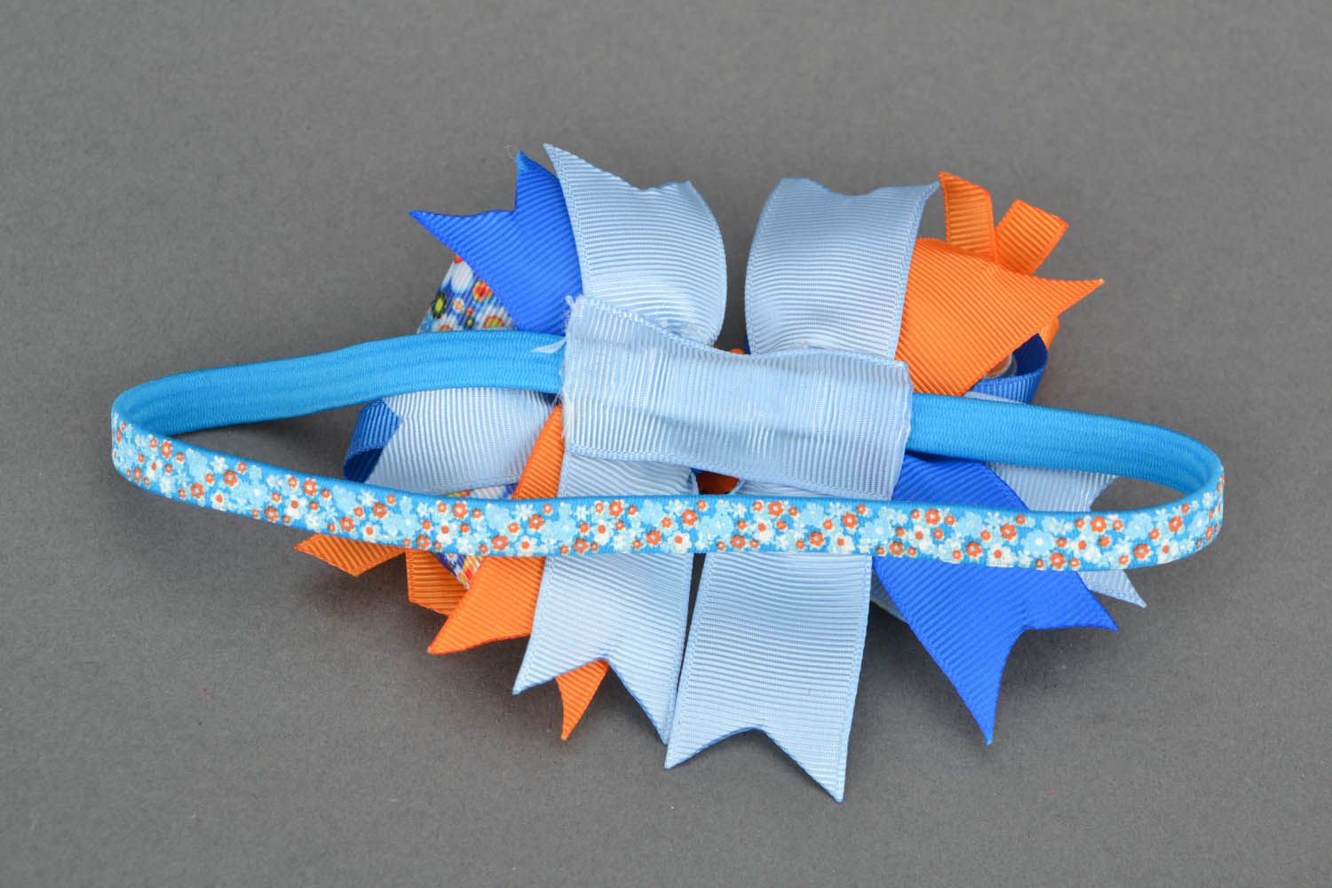 Blaues Haarband mit einer orangen Blume foto 5