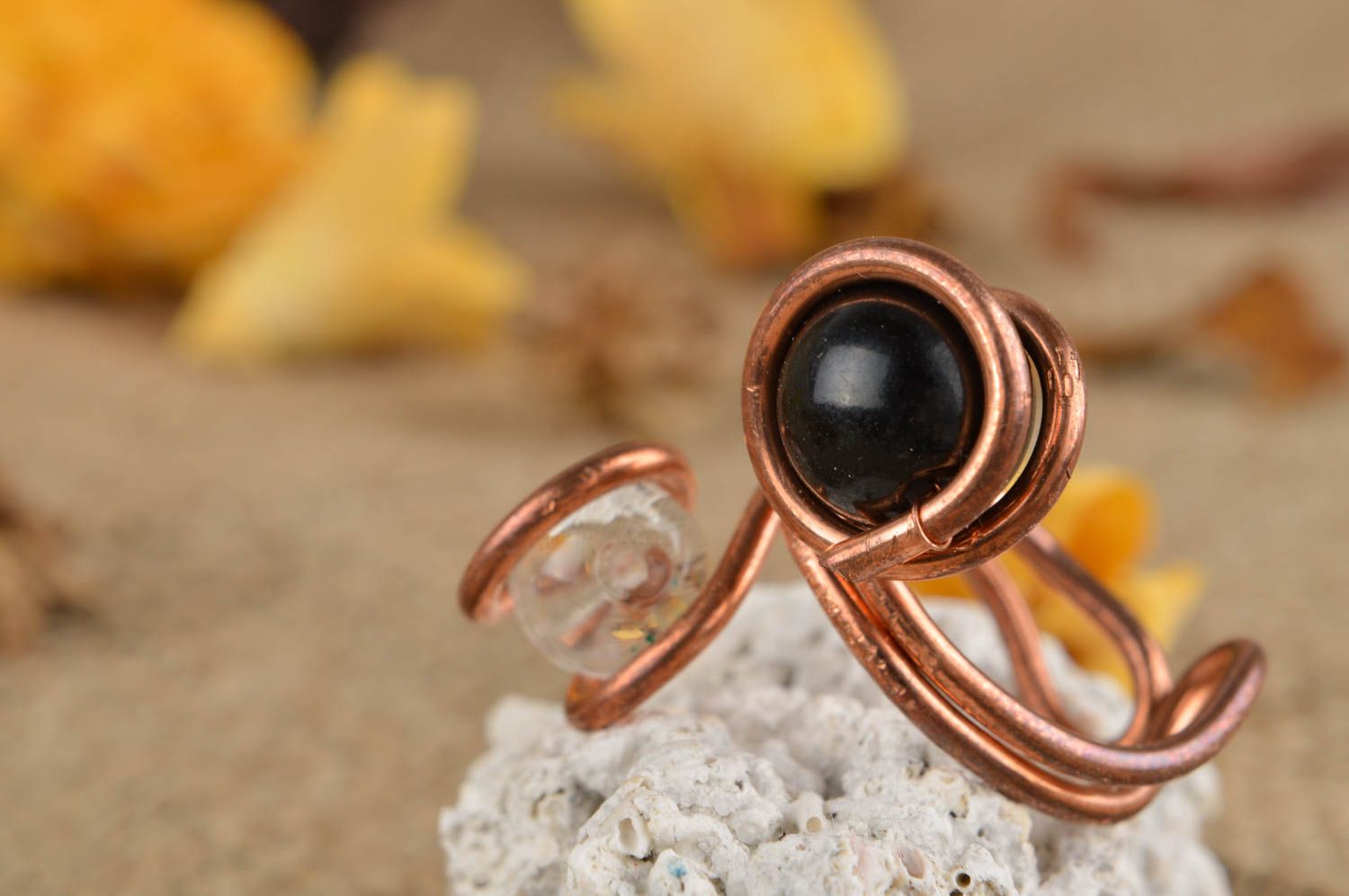 Красивое кольцо ручной работы необычное кольцо из меди женское кольцо с бусиной фото 1