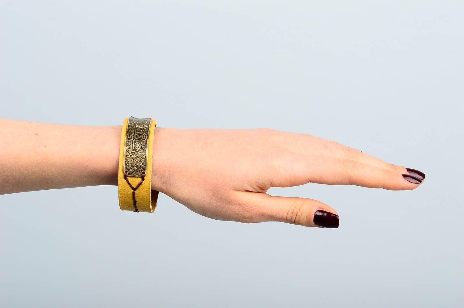Кожаный браслет ручной работы браслет на руку желтое украшение из кожи фото 1