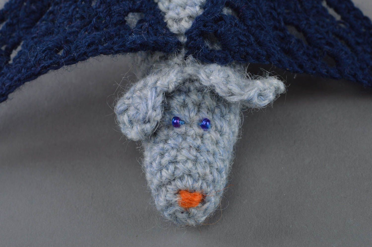 Мягкая игрушка ручной работы вязаная в виде летучей мыши синяя маленькая милая фото 2