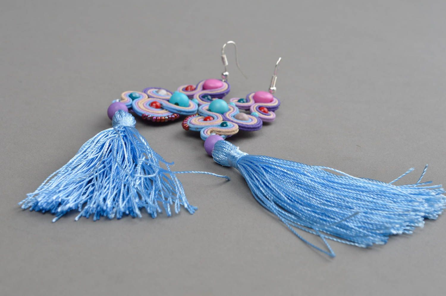 Boucles d'oreilles textiles longues multicolores avec pompons bleus faites main photo 3