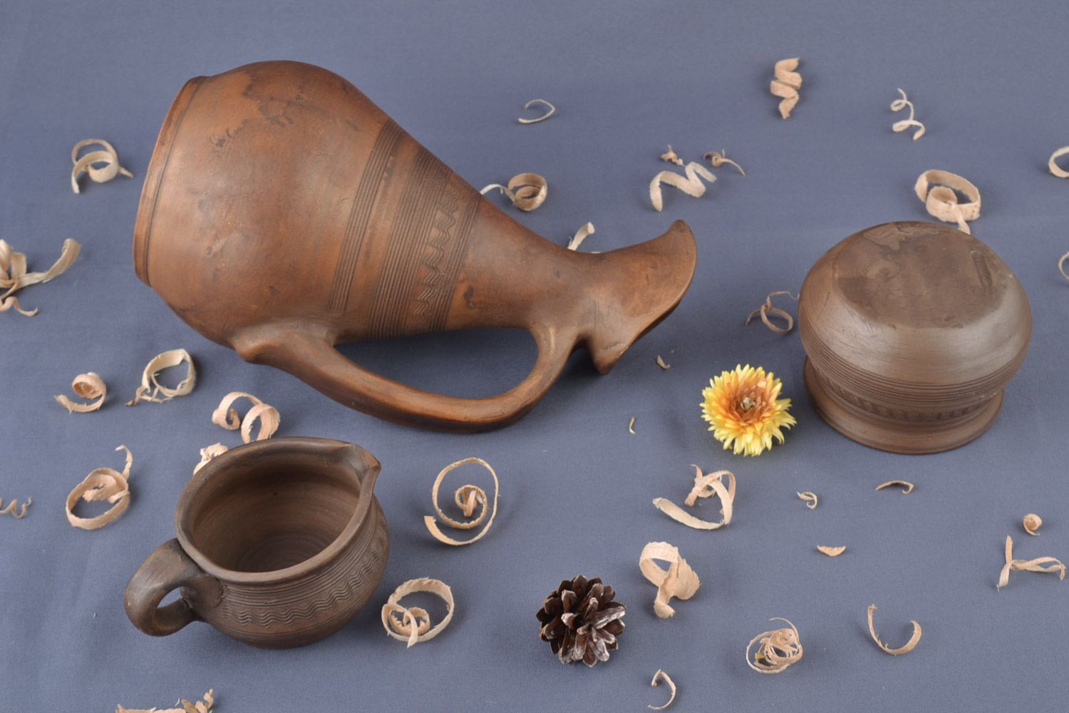 Juego de vajilla artesanal de salsera, salero y jarra de cerámica hechos a mano foto 1