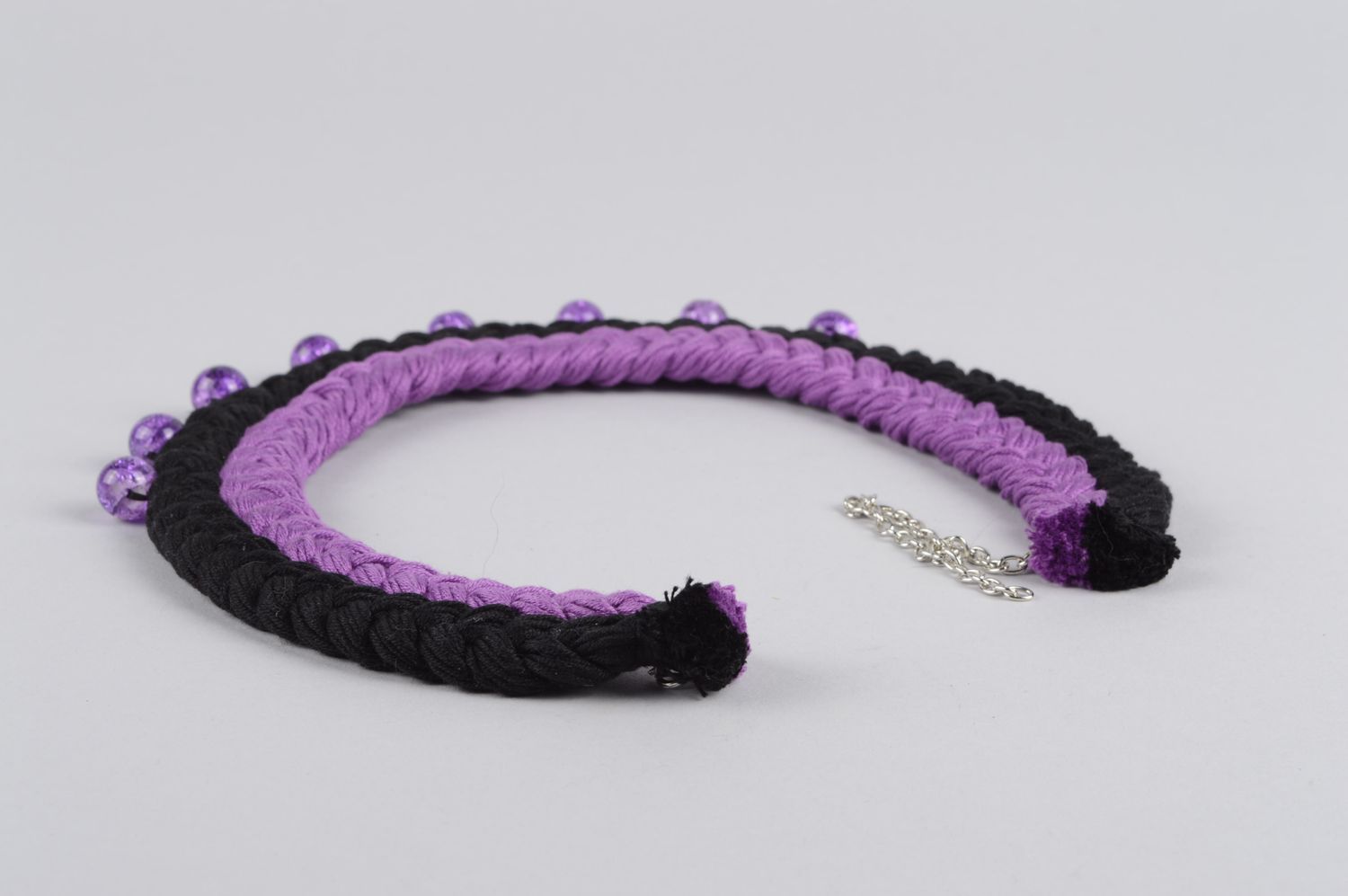 Collier textile Bijou fait main noir violet massif en fils Cadeau original photo 3