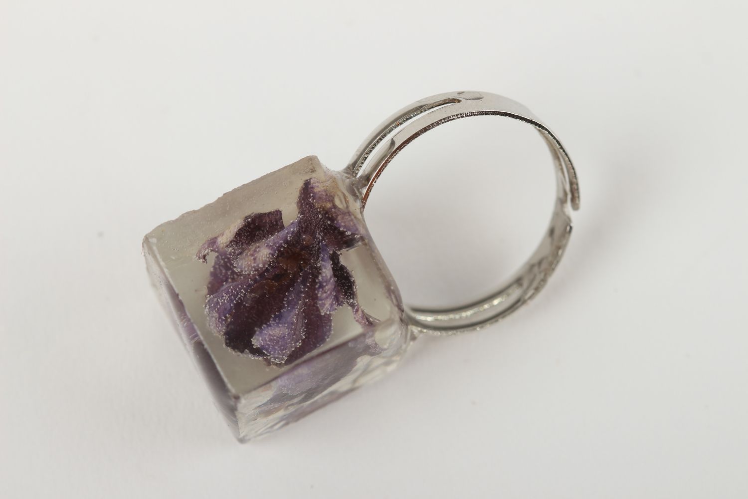 Кольцо ручной работы украшение из эпоксидной смолы необычное кольцо с цветком фото 2