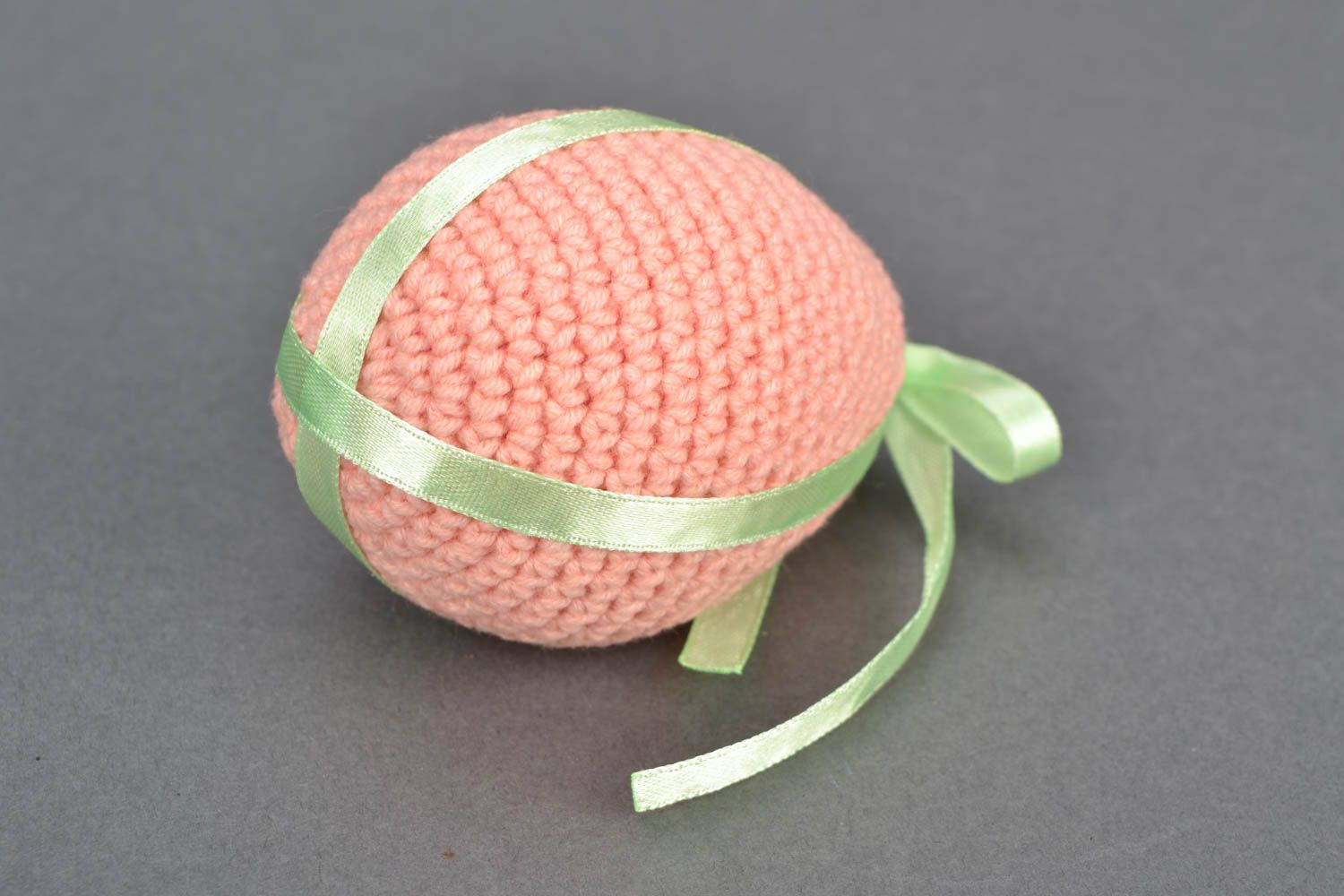 Вязаное пасхальное яйцо розовое с ленточкой фото 3