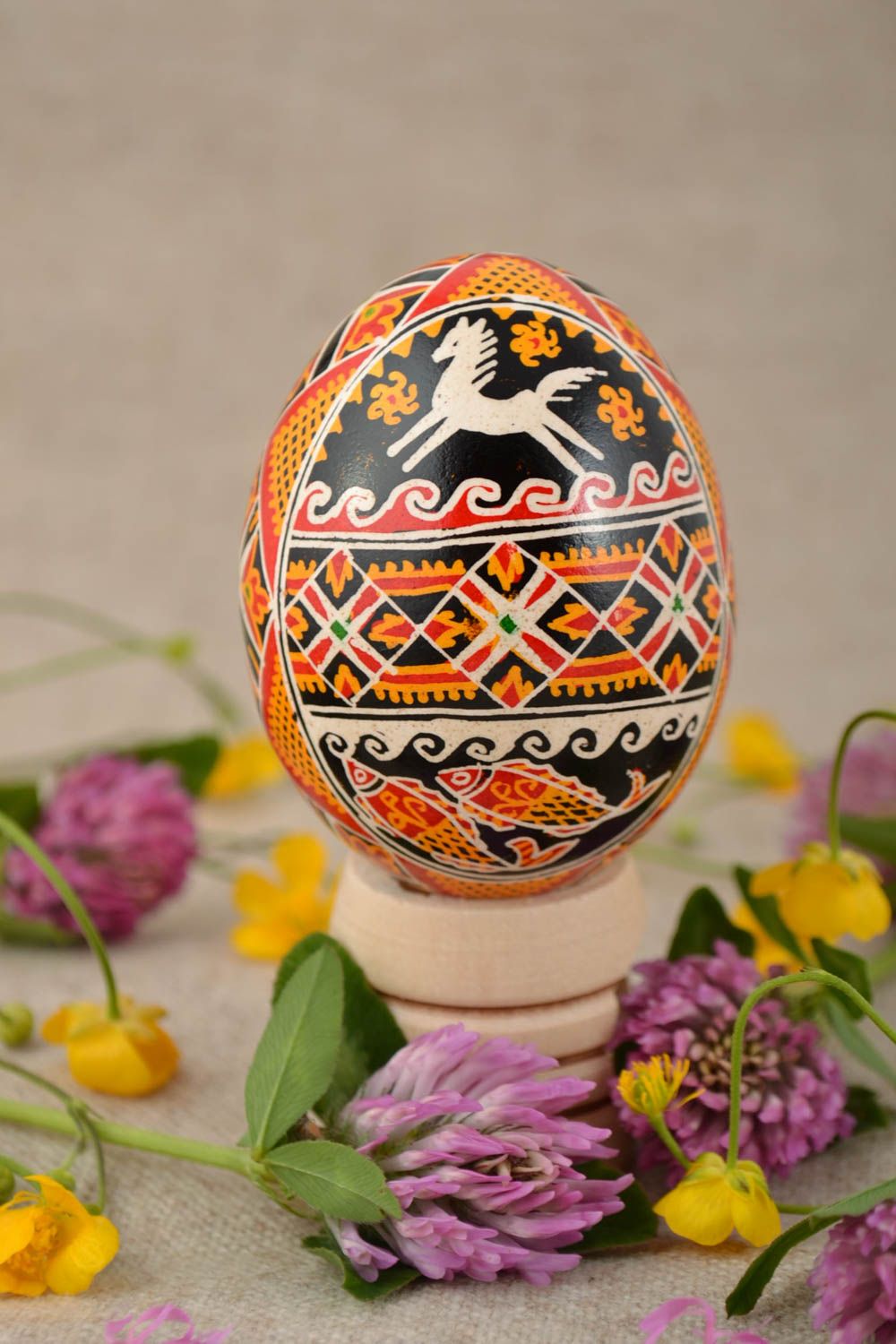 Куриное пасхальное яйцо расписанное акриловыми красками вручную Бегущая лошадь фото 1