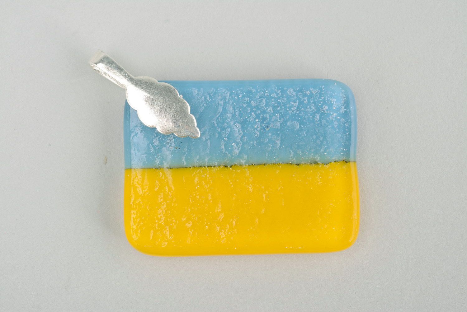 Pingente de vidro Bandeira ucraniana fusão de vidro foto 3