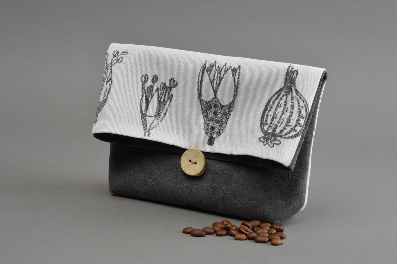 Graue Kosmetiktasche handmade aus künstlichem Wildleder mit Pflanzenprint foto 1