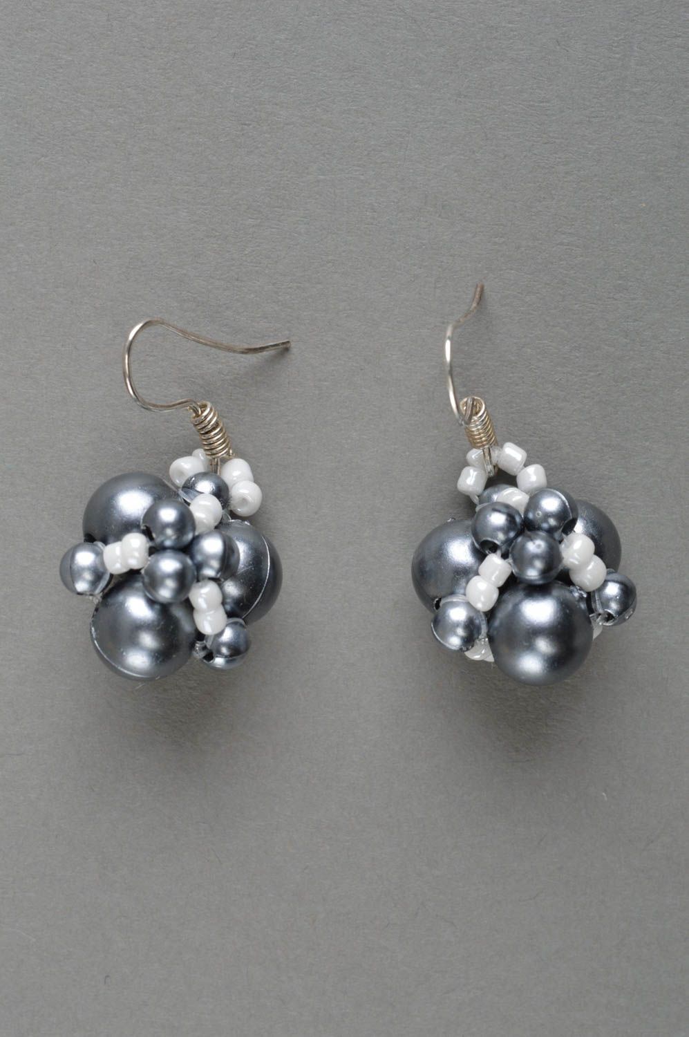 Boucles d'oreilles en perles fantaisie et perles de rocaille faites main grises photo 2