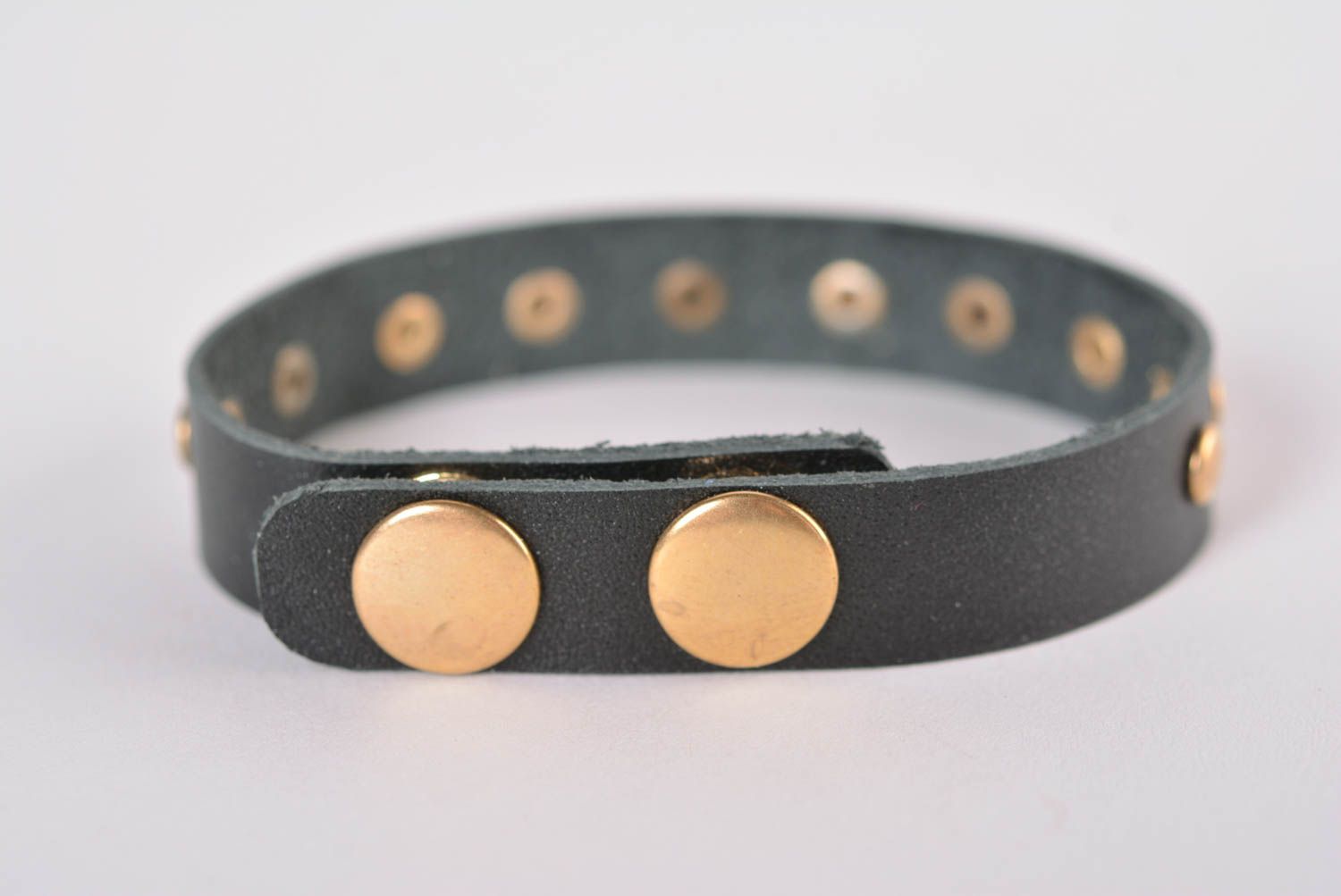 Bracelet cuir Bijou fait main noir avec éléments métalliques Accessoire design photo 3