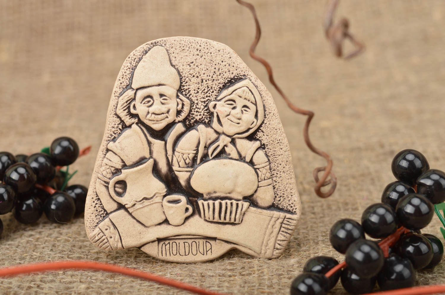 Keramik Kühlschrankmagnet aus Ton mit Glasur bedeckt handmade ethnisch Familie foto 1