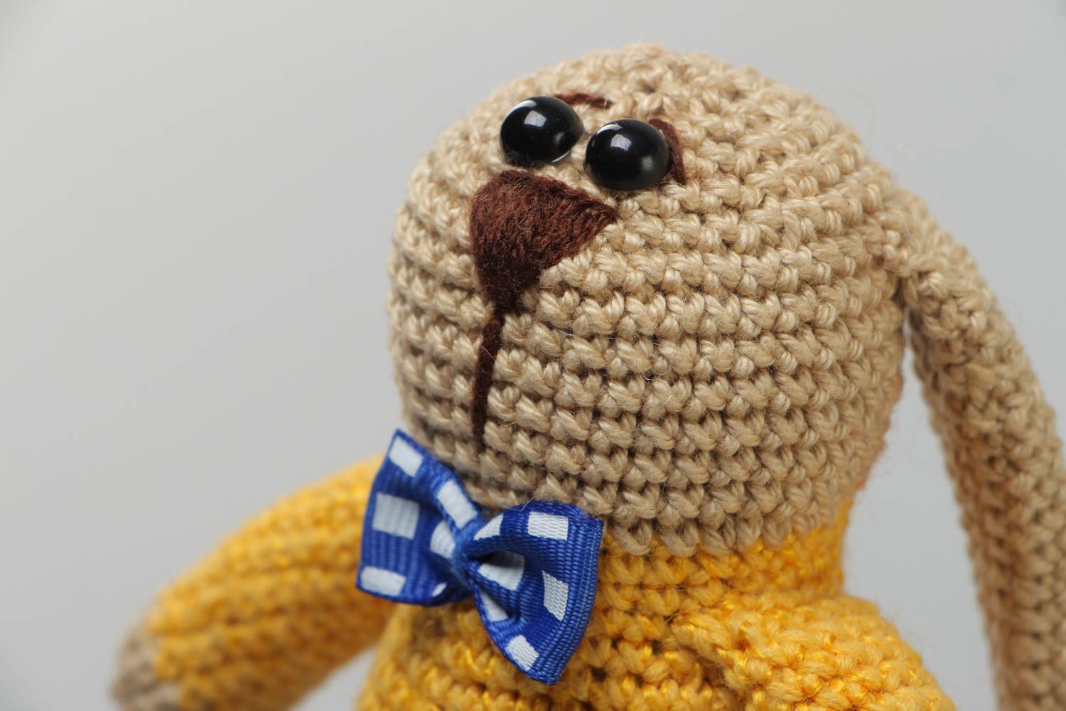 Jouet mou tricoté au crochet petit Lièvre en jaune et bleu original fait main photo 3