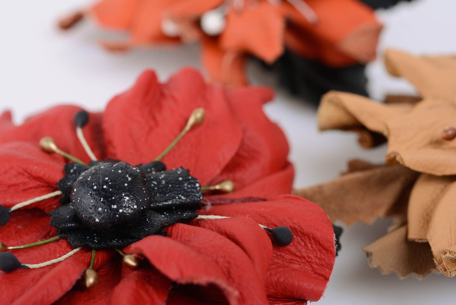 Broche fleur barrette à cheveux faite main rouge en cuir naturel design photo 5