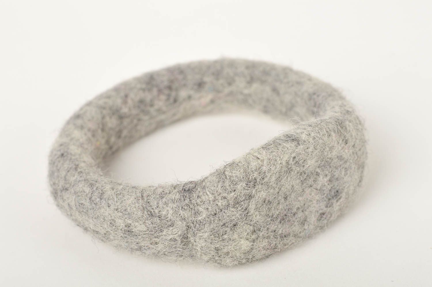 Handmade Schmuck Armband aus Stoff Accessoire für Frauen gefilzt grau elegant foto 2