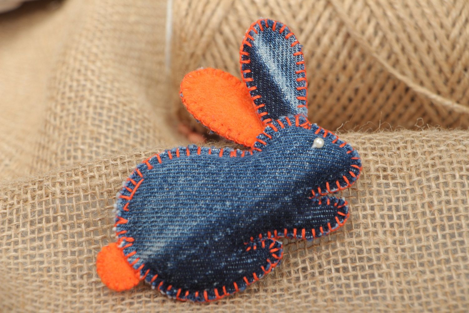 Декоративная игрушка для дома маленькая зайчик из джинсовой ткани ручная работа фото 1