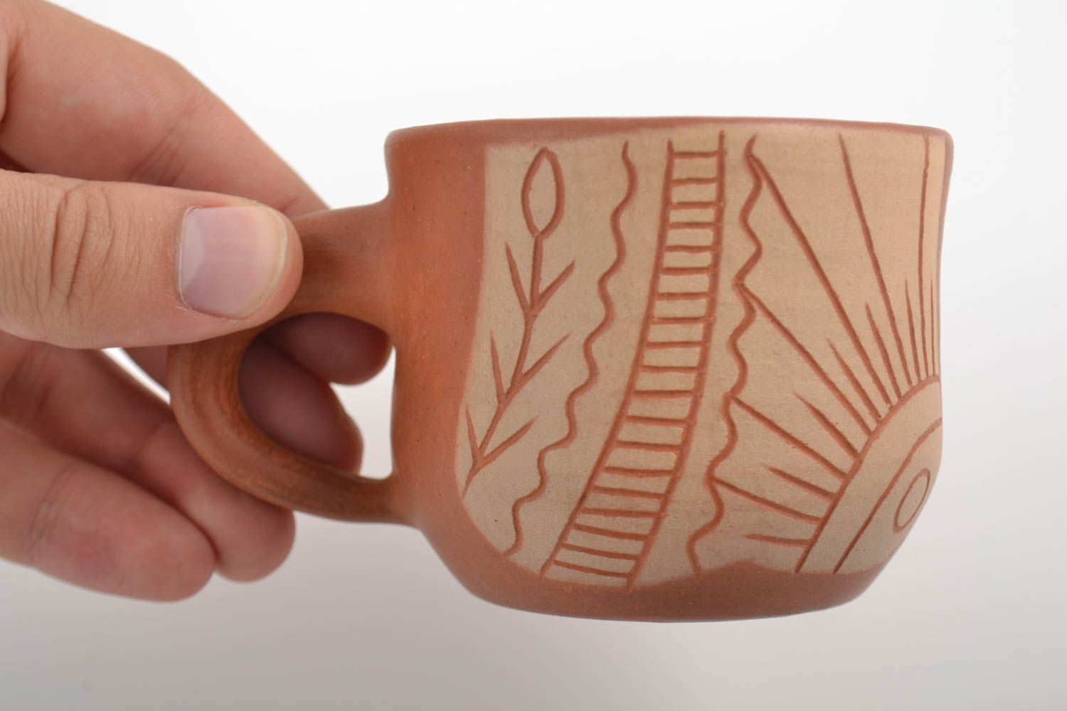 Чашка из глины ручной работы расписная коричневая объемом 300 мл красивая оригинальная фото 2
