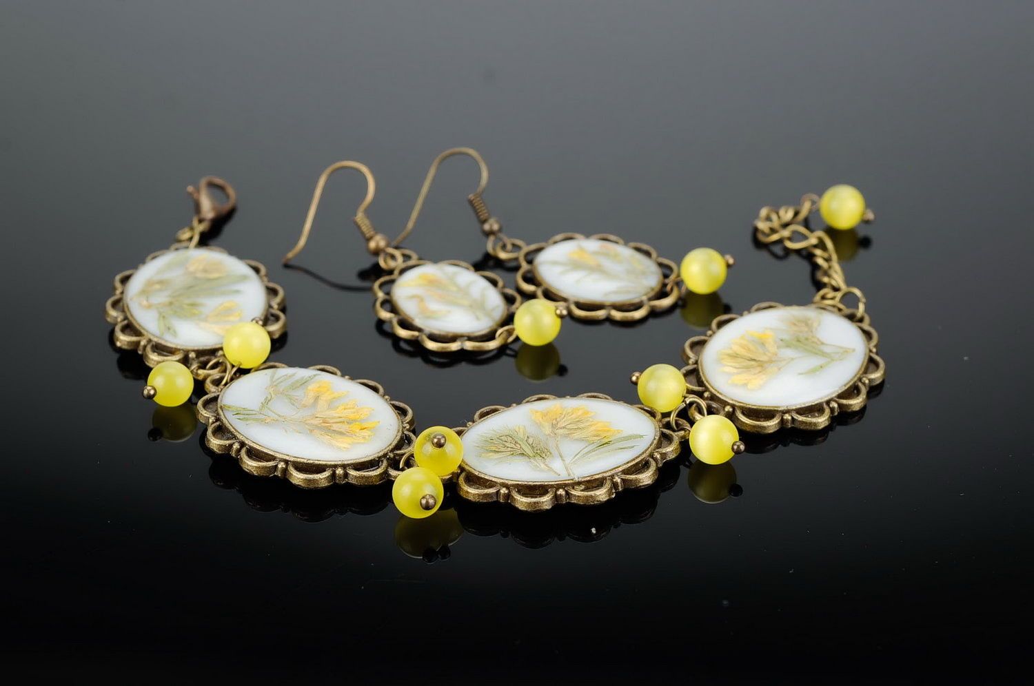 Conjunto de jóias com flores naturais em resina epóxi: brincos e bracelete foto 3