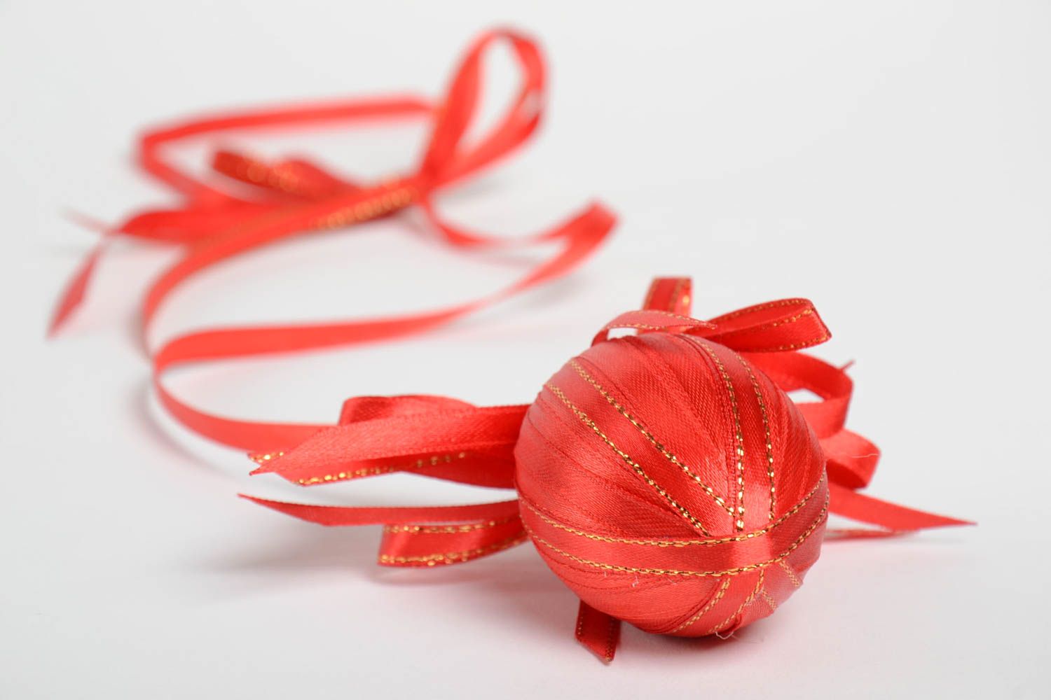 Décoration à suspendre fait main Oeuf décoratif rouge en rubans Cadeau original photo 4