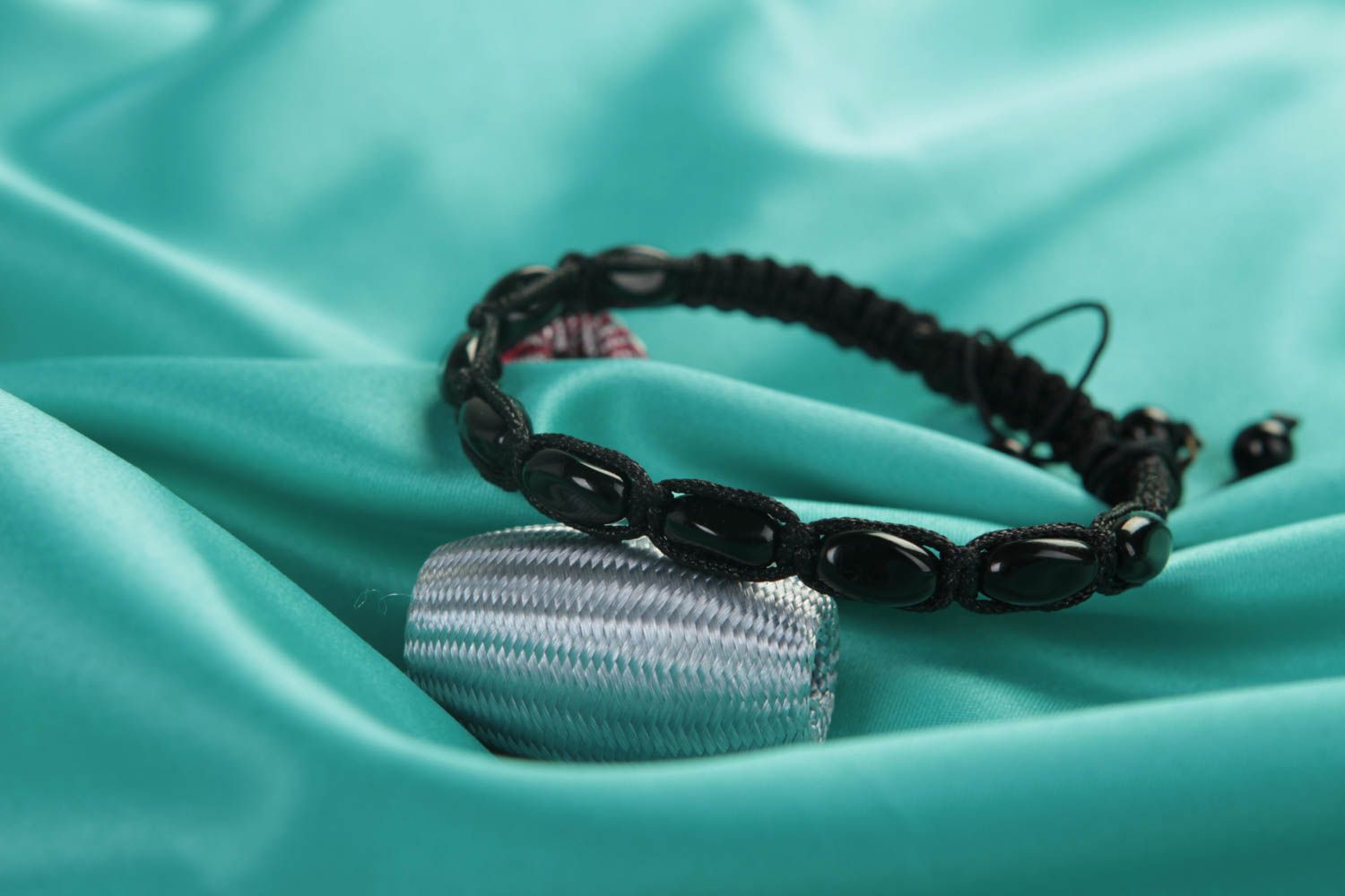 Bracelet tressé fait main Bijoux artisanaux noir perles Accessoire femme photo 2