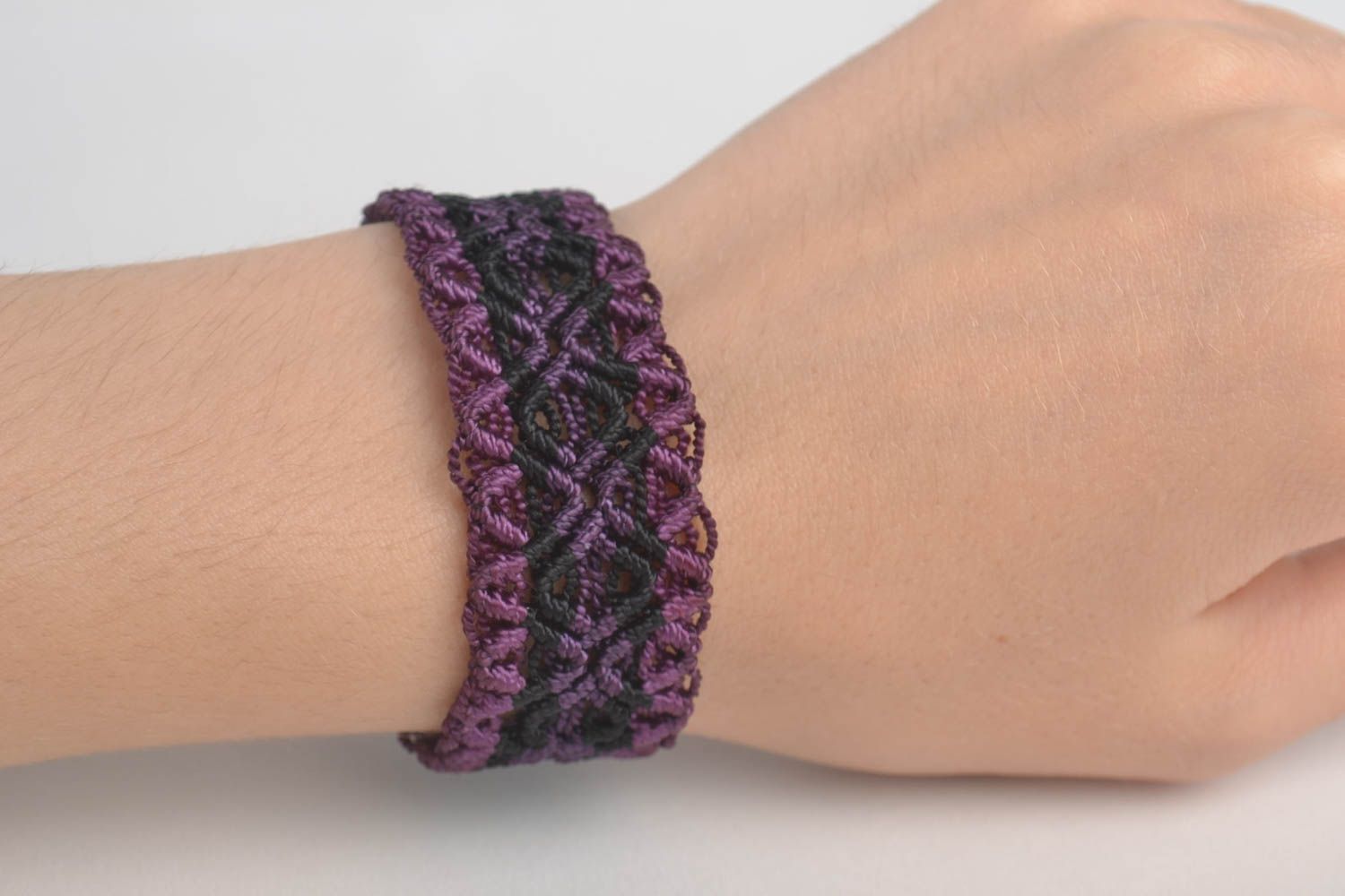 Bracelet textile Bijou fait main violet noir macramé fils Accessoire femme photo 1