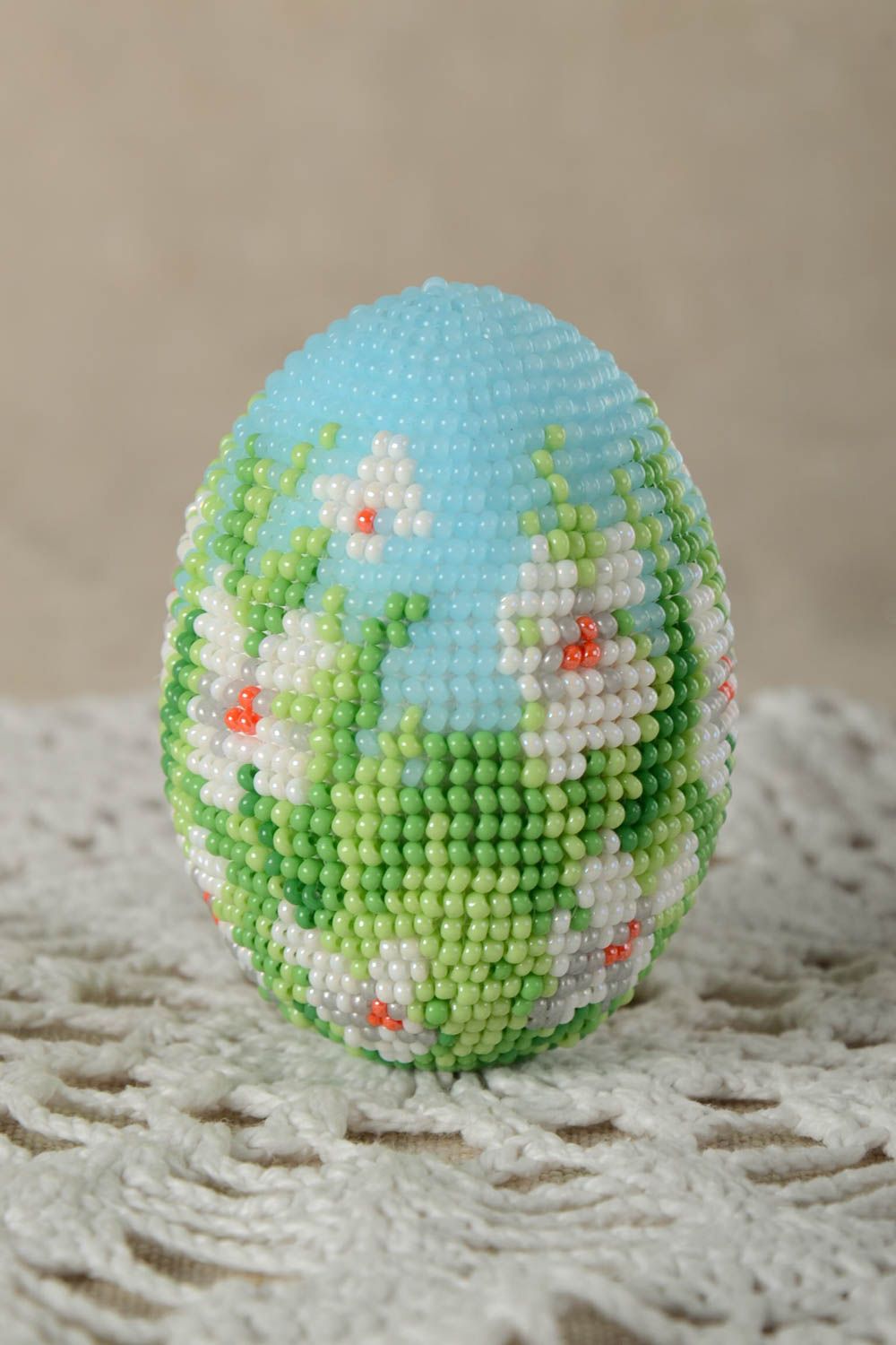 Статуэтка ручной работы яйцо из бисера деревянный сувенир подарок белые цветы фото 1