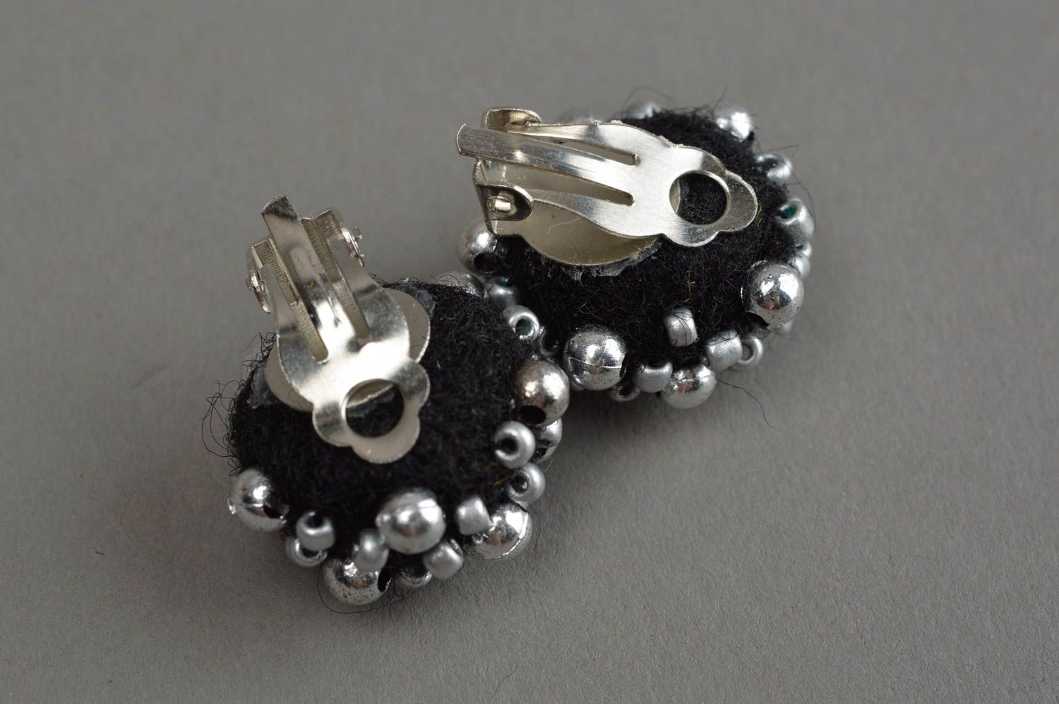 Boucles d'oreilles à clip en laine feutrée et perles de rocaille faite main photo 3