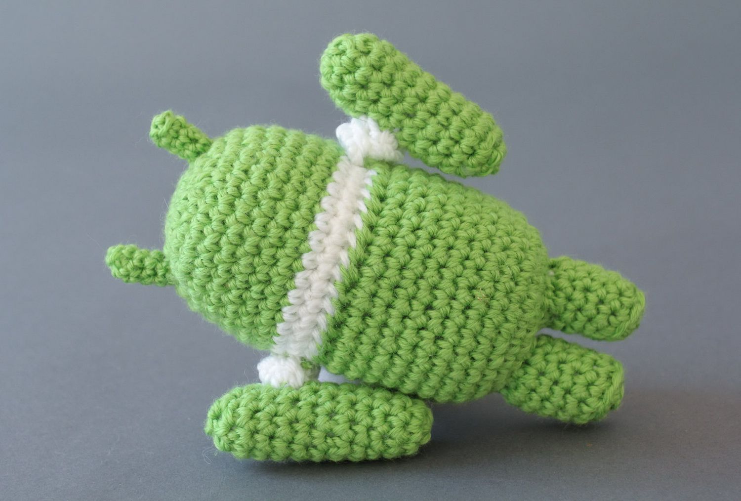 Giocattolo a maglia fatto a mano pupazzo a forma di android a uncinetto foto 4