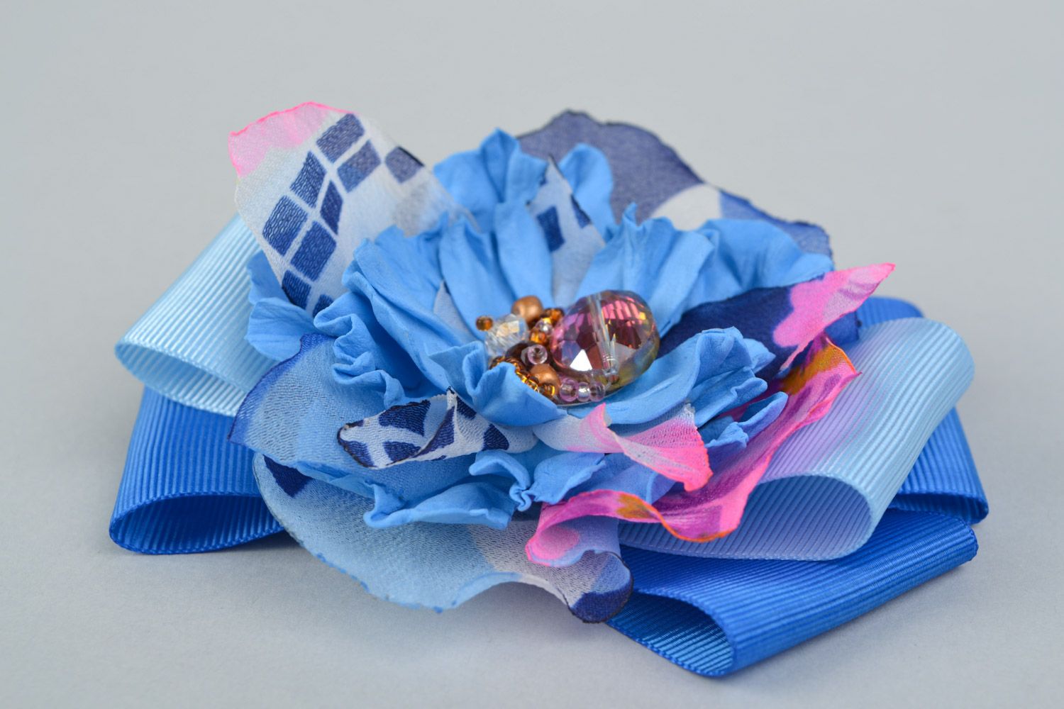 Заколка-брошь из фоамирана и ленты в виде банта с цветком ручной работы голубая фото 3