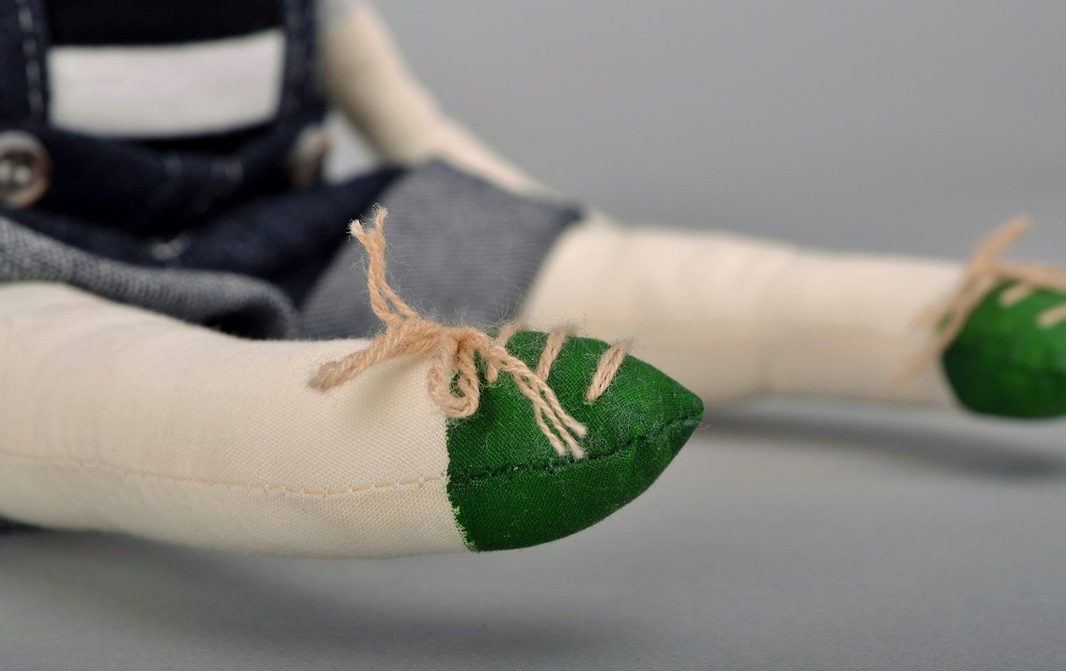 Muñeco de tela “Niño en botas verdes”

 foto 4