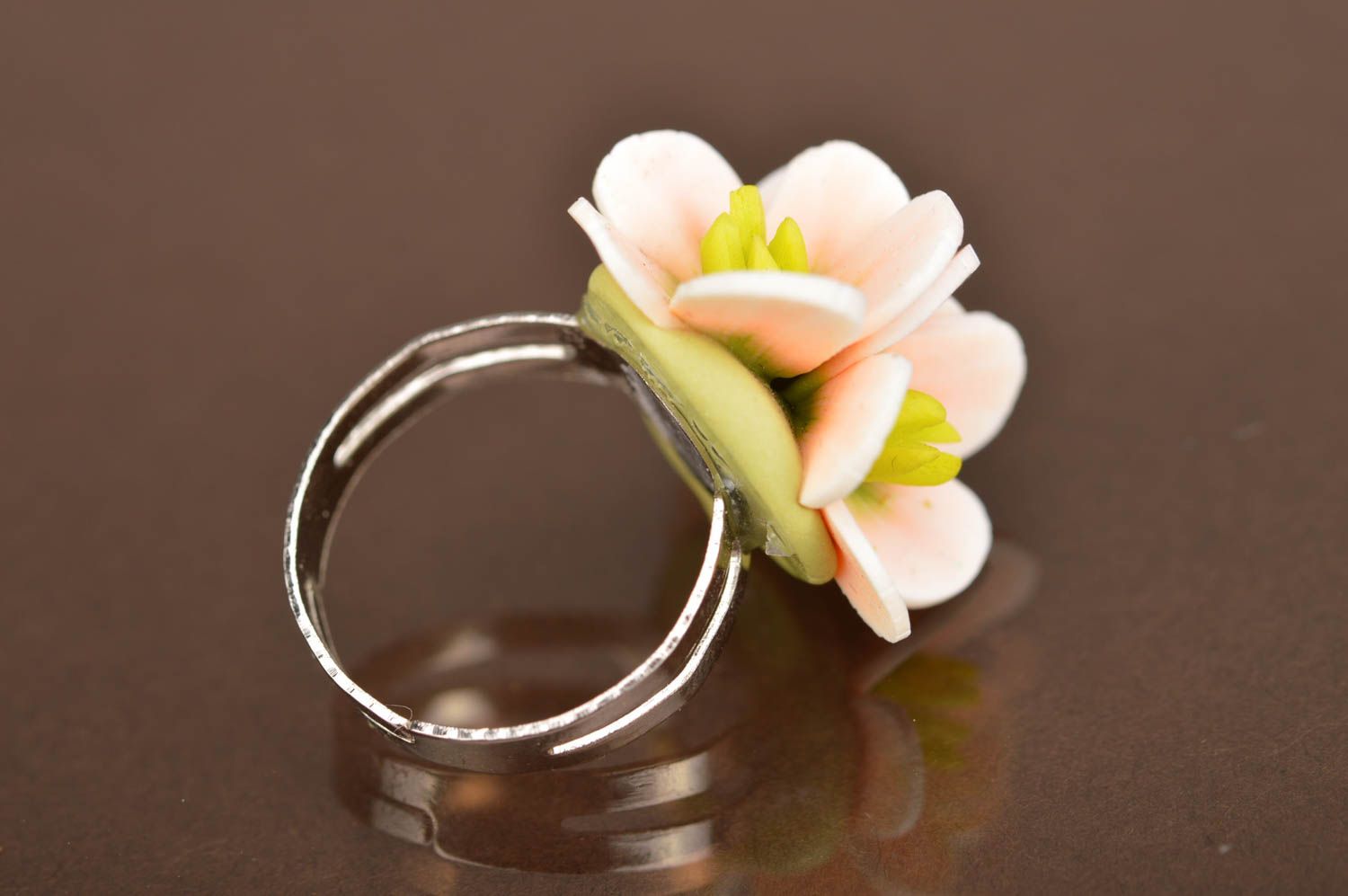 Handgemachter Ring mit Blume aus Polymerton mit regulierbarer Größe für Frauen  foto 5